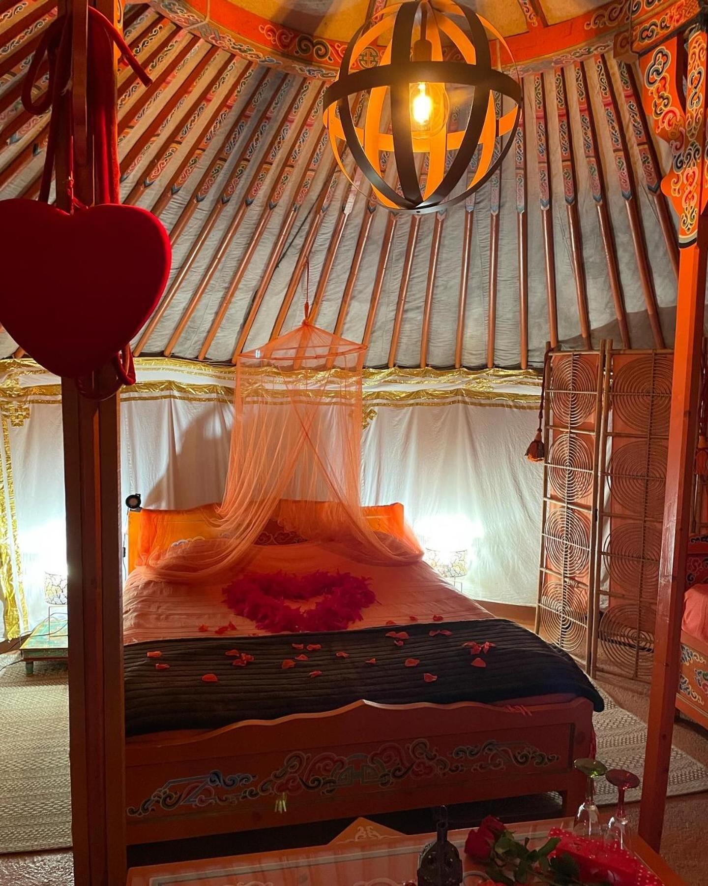 Au Soleil Mongol Bed & Breakfast Sorede Exterior photo